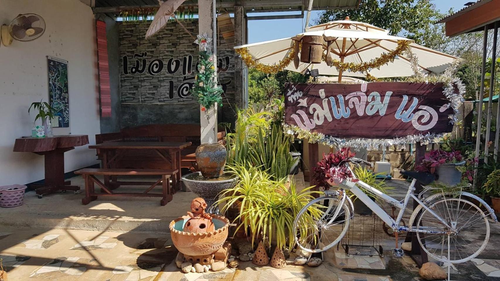 Hotel Muangchaem House à Mae Chaem Extérieur photo